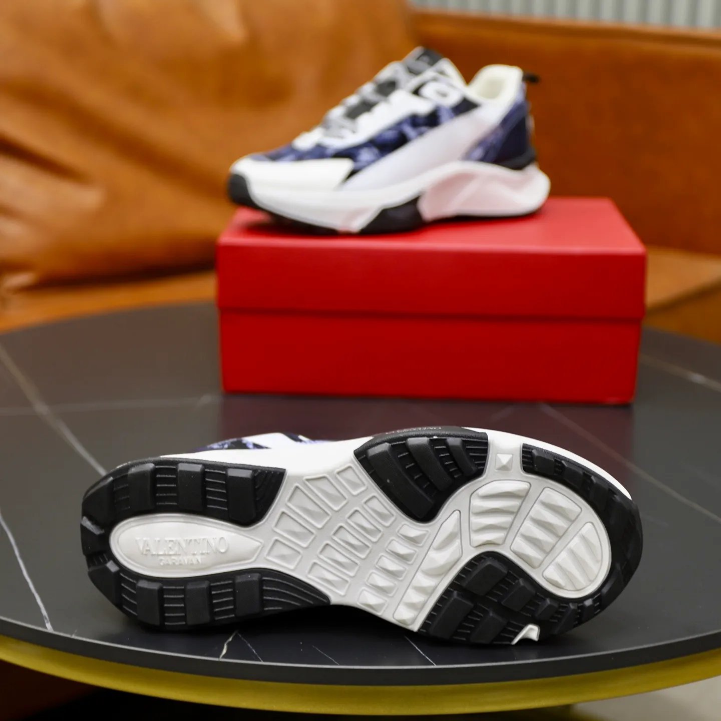 Ex-factory price: 520💰VALENTINO/Valentino Men's latest low-cut thick-soled sports shoes are shipped. Made with heavy industry, men's fine casual sports shoes, versatile style. Original leather, rubber lines embellished with geometric segmented uppers, hand-sewn with fine craftsmanship, novel and fashionable style, rubber soles with rivet details on the front and back, VALENTINO GARAVANI LOGO printed on the side, and Valentino Garavani decorative inlay on the tongue. Logo, comfortable, breathable and durable on the feet! Comes with full original packaging! Code number: 38-39-40-41-42-43-44 (45 can be customized)